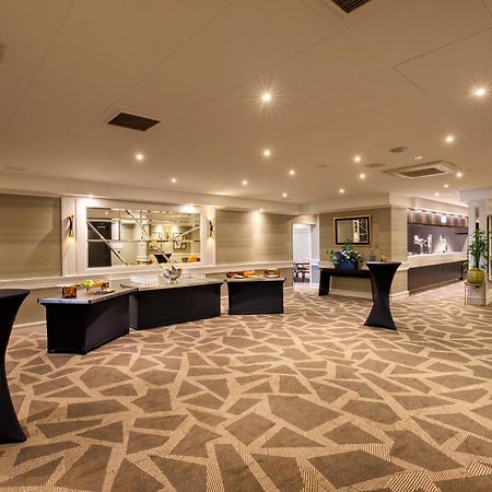 Hotel Doubletree By Hilton London Ealing Exterior foto