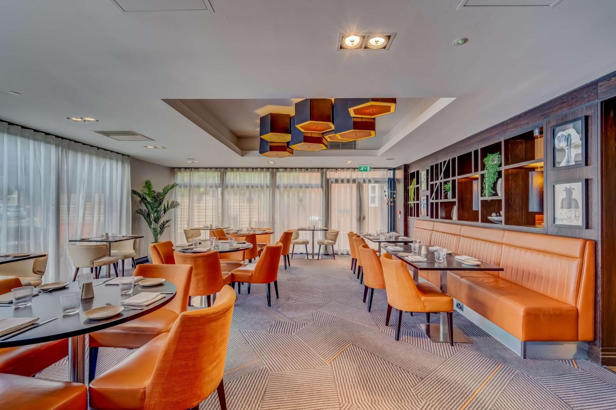 Hotel Doubletree By Hilton London Ealing Exterior foto