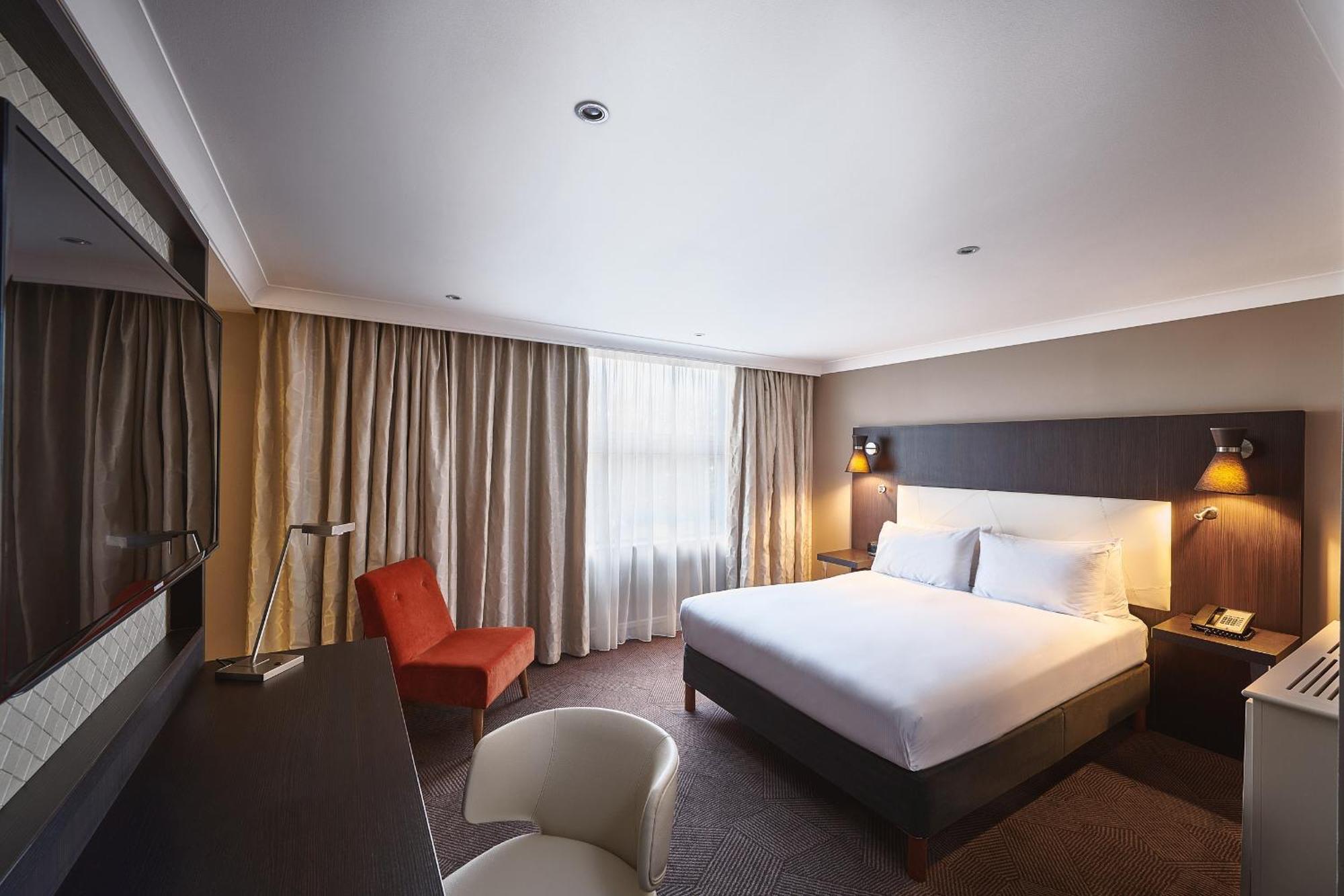 Hotel Doubletree By Hilton London Ealing Exterior foto