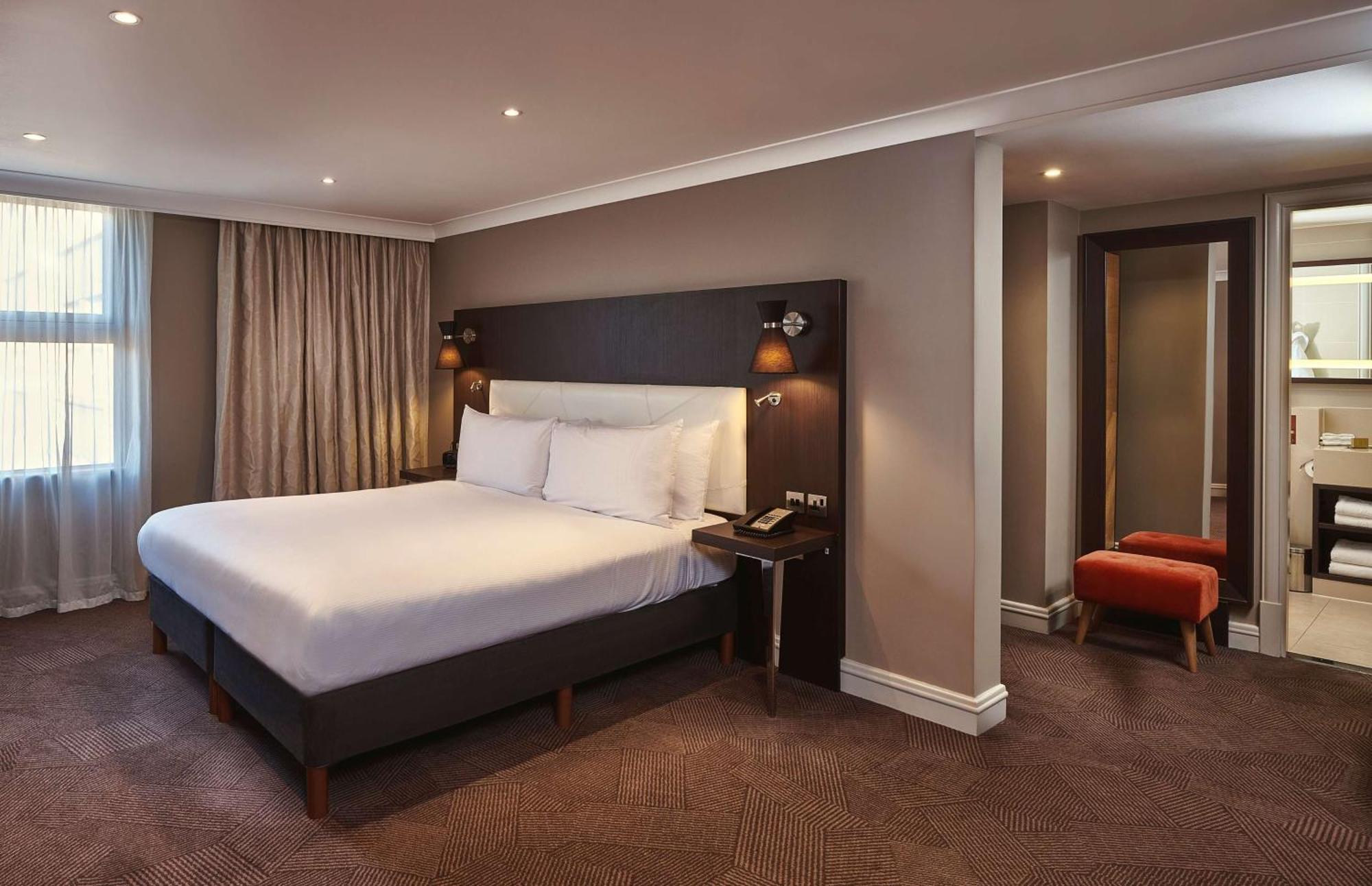 Hotel Doubletree By Hilton London Ealing Exterior foto
