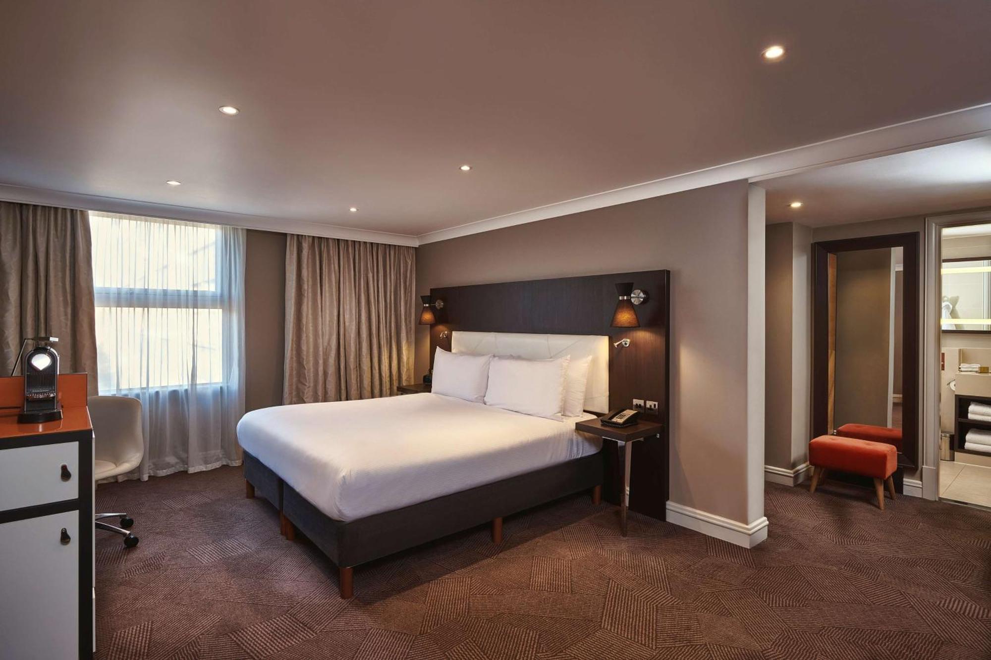 Hotel Doubletree By Hilton London Ealing Exterior foto