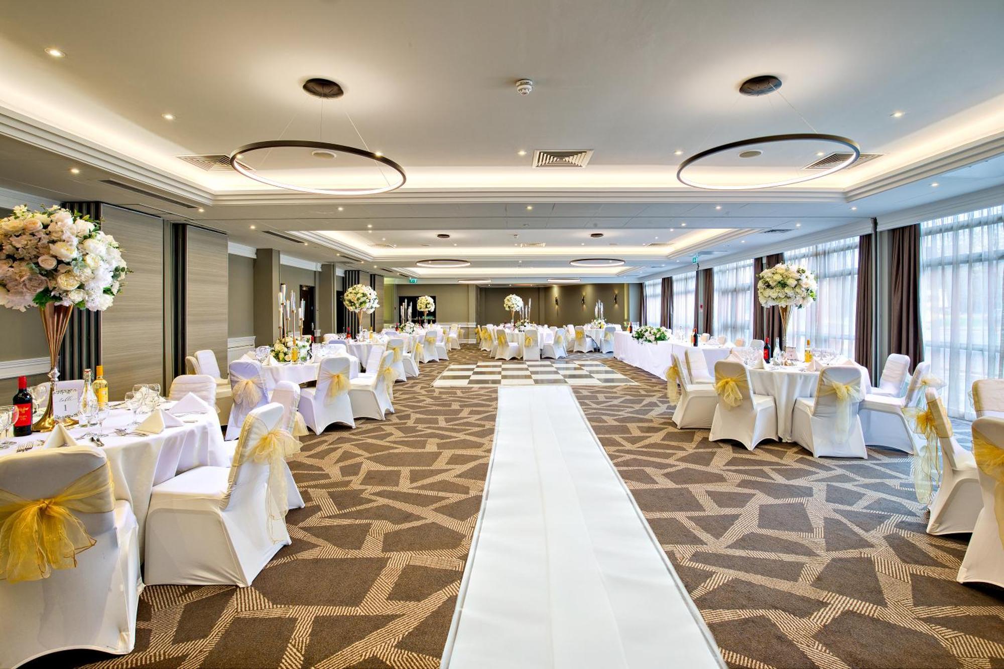 Hotel Doubletree By Hilton London Ealing Exterior foto
