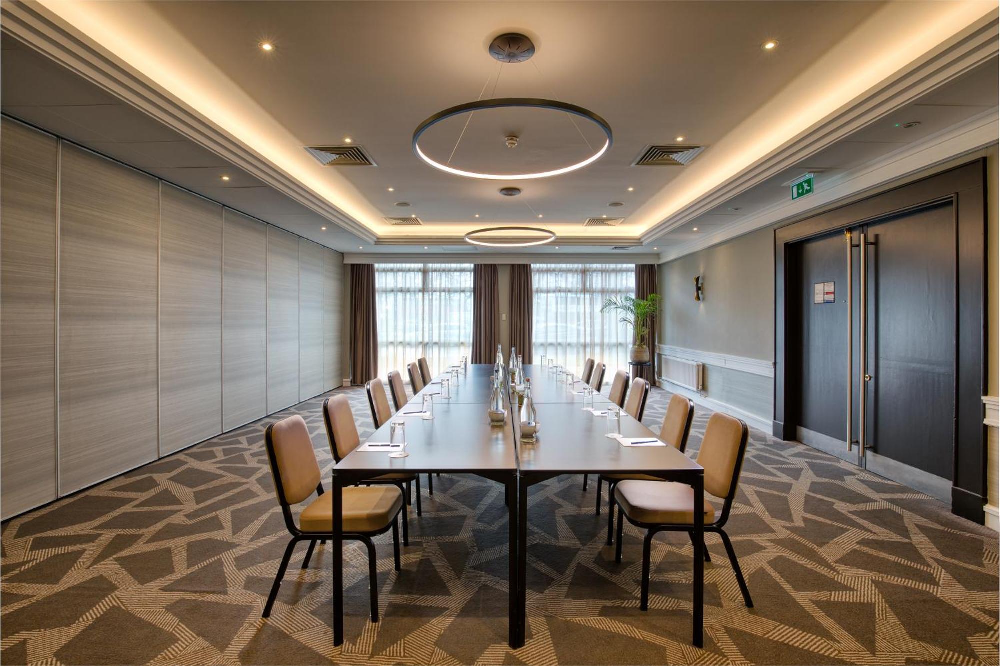 Hotel Doubletree By Hilton London Ealing Exterior foto