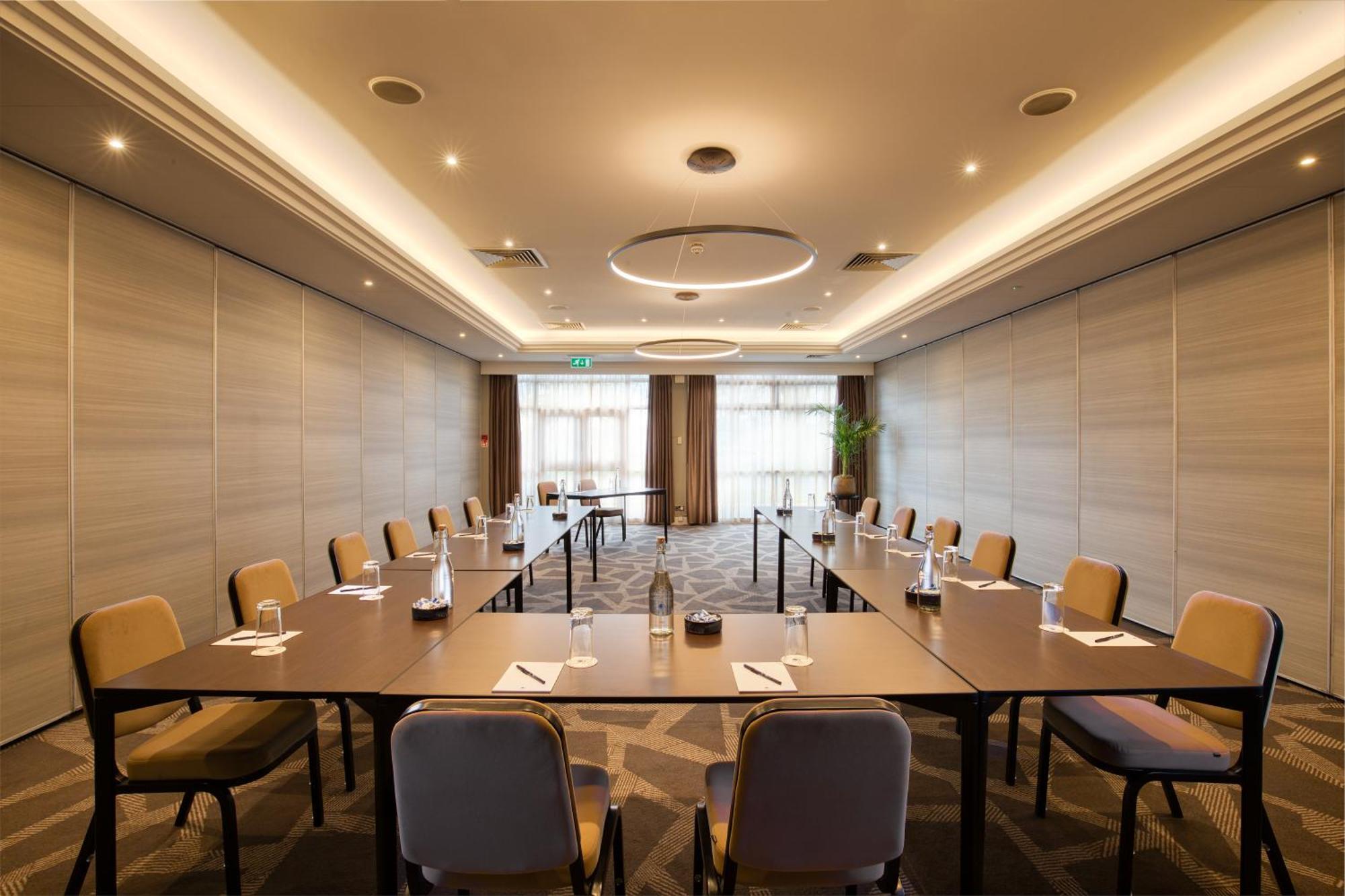 Hotel Doubletree By Hilton London Ealing Exterior foto