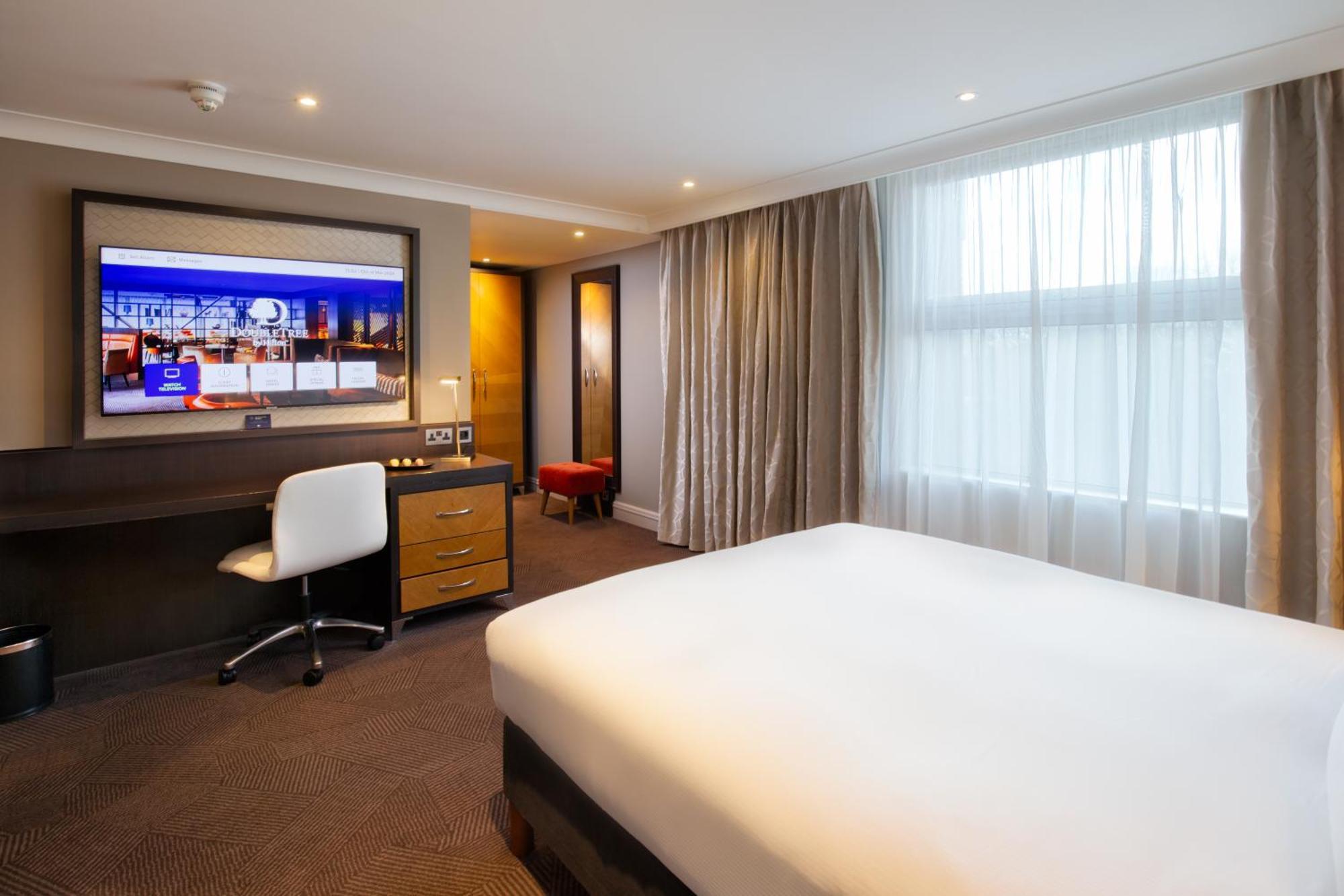 Hotel Doubletree By Hilton London Ealing Exterior foto