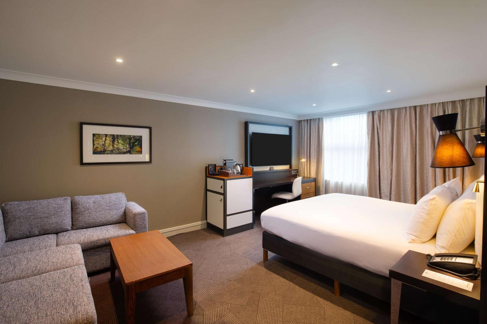 Hotel Doubletree By Hilton London Ealing Exterior foto