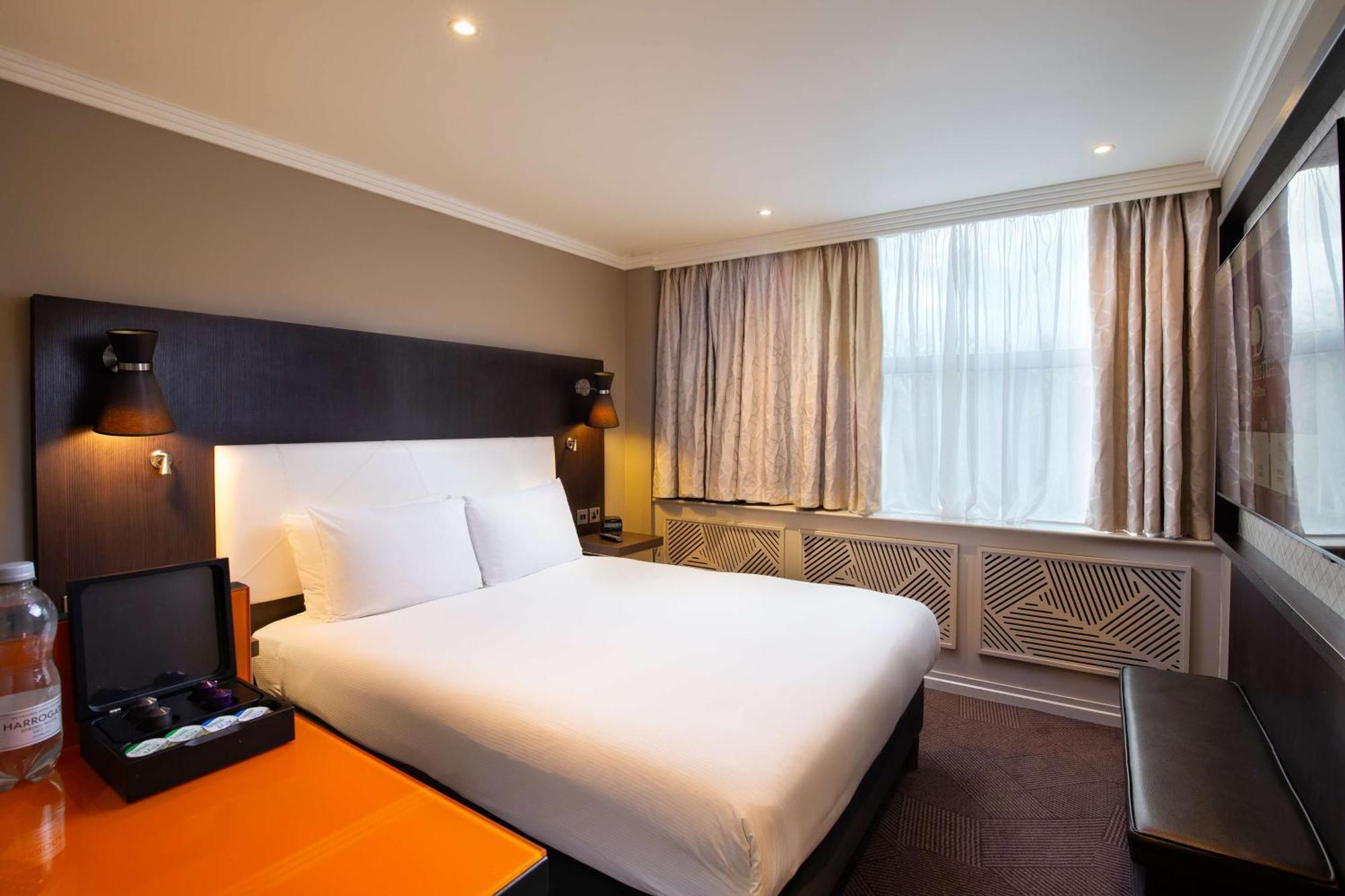 Hotel Doubletree By Hilton London Ealing Exterior foto